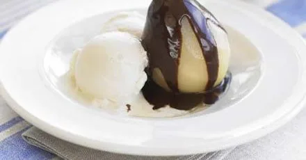 Pears with chocolate sauce