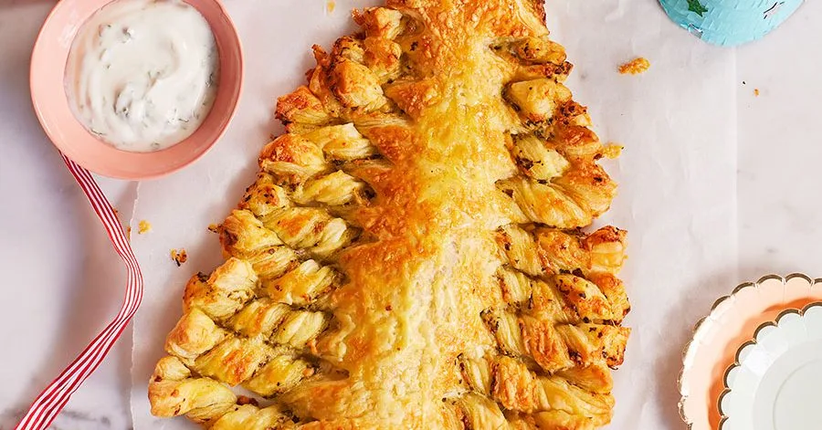 Pesto cheese straw Christmas tree