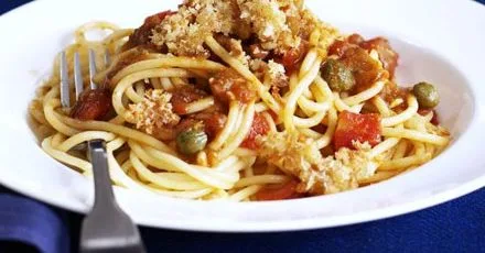 Pesto & tomato pasta with crispy crumbs
