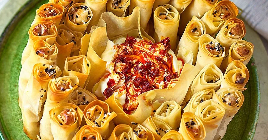 Філо‑стрічки з фетою, фініками та кунжутом, подається з соусом