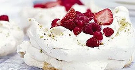 Меренги з фісташками та літніми ягодами