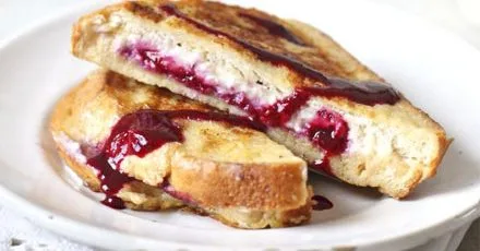Poor knights of Windsor with blackberry compote