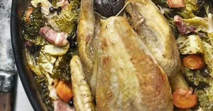 Запечений перепелиний куріпка з капустою та беконом