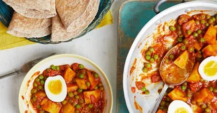 Potato, pea & egg curry rotis