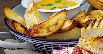 Potato wedges with curry sauce