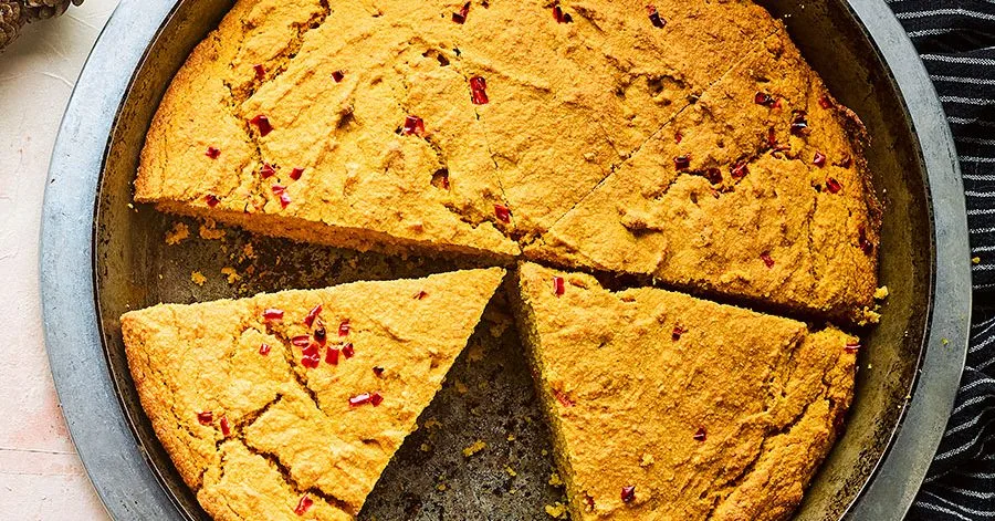 Кукурудзяний хліб з гарбузом і збитим халапеньо‑маслом