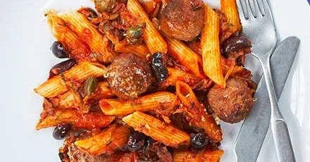 Запіканка з м'ясними кульками у соусі путтанеска