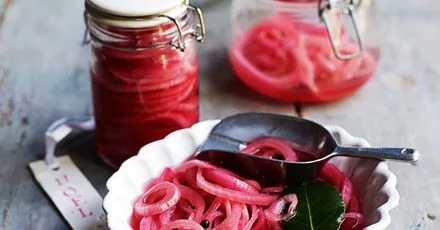 Маринована червона цибуля