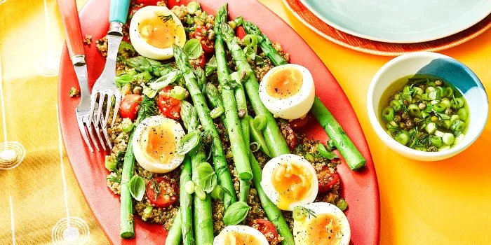 Quinoa salad with eggs & dill
