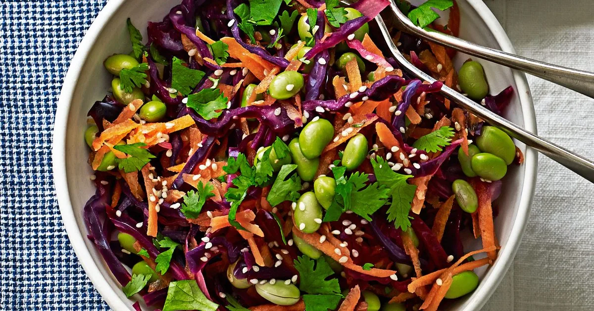 Red cabbage with carrot & edamame beans