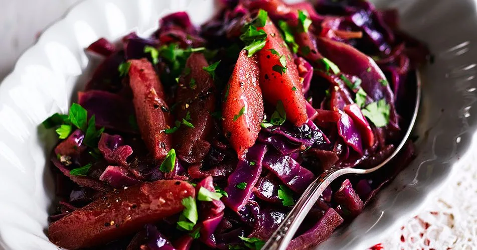 Red cabbage with juniper & pears