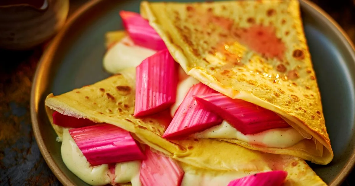 Rhubarb & custard crêpes