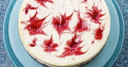 Rhubarb ripple & gingerbread cheesecake