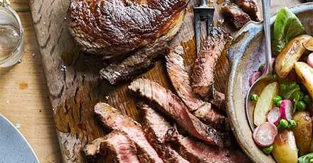 Rib-eye with steak pan potatoes & peas