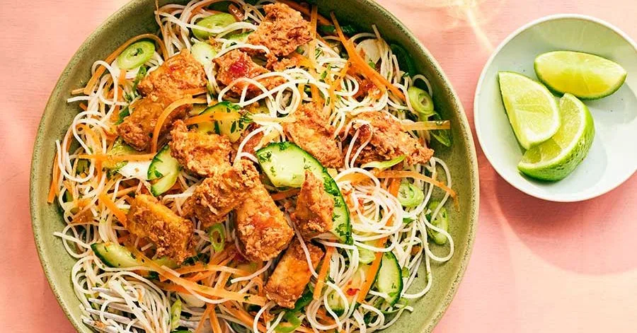 Rice noodle salad with peanut butter tempeh