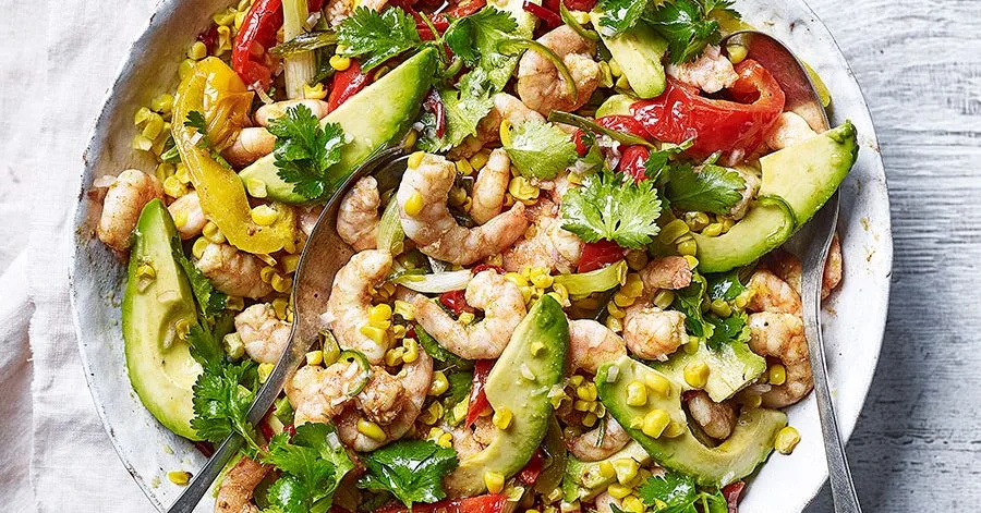 Салат з печеної кукурудзи, креветок, перцю та авокадо
