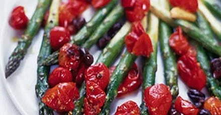 Roast tomatoes with asparagus & black olives