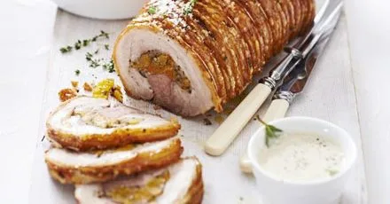 Рулет зі свинячим живітком, травами, абрикосами та медом