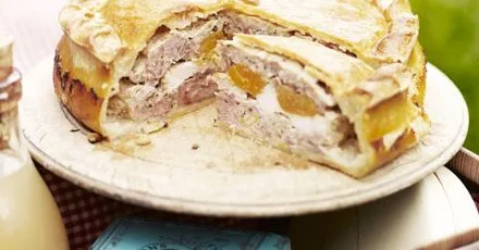 Сільський пиріг з куркою та абрикосами