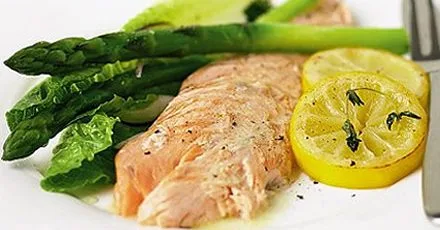 Лосось, запечений з травами та карамелізованими лимонами