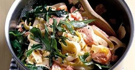 Salmon & rocket pasta