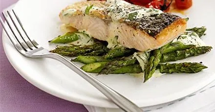 Baked salmon with Hollandaise sauce