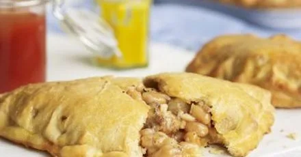 Пиріжки з ковбасою, бобами та сиром