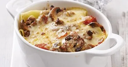 Лазанья з ковбасою та грибами