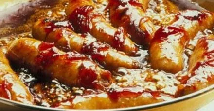 Ковбаски з липким цибульним соусом