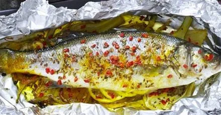 Морський окунь з фенхелем, лимоном та спеціями