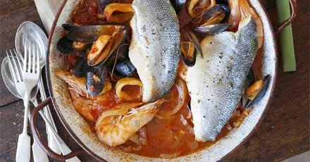 Італійське однорукове рагу з морським окунем і морепродуктами