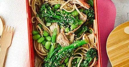 Салат з локшиною, куркою, кунжутом та едамаме