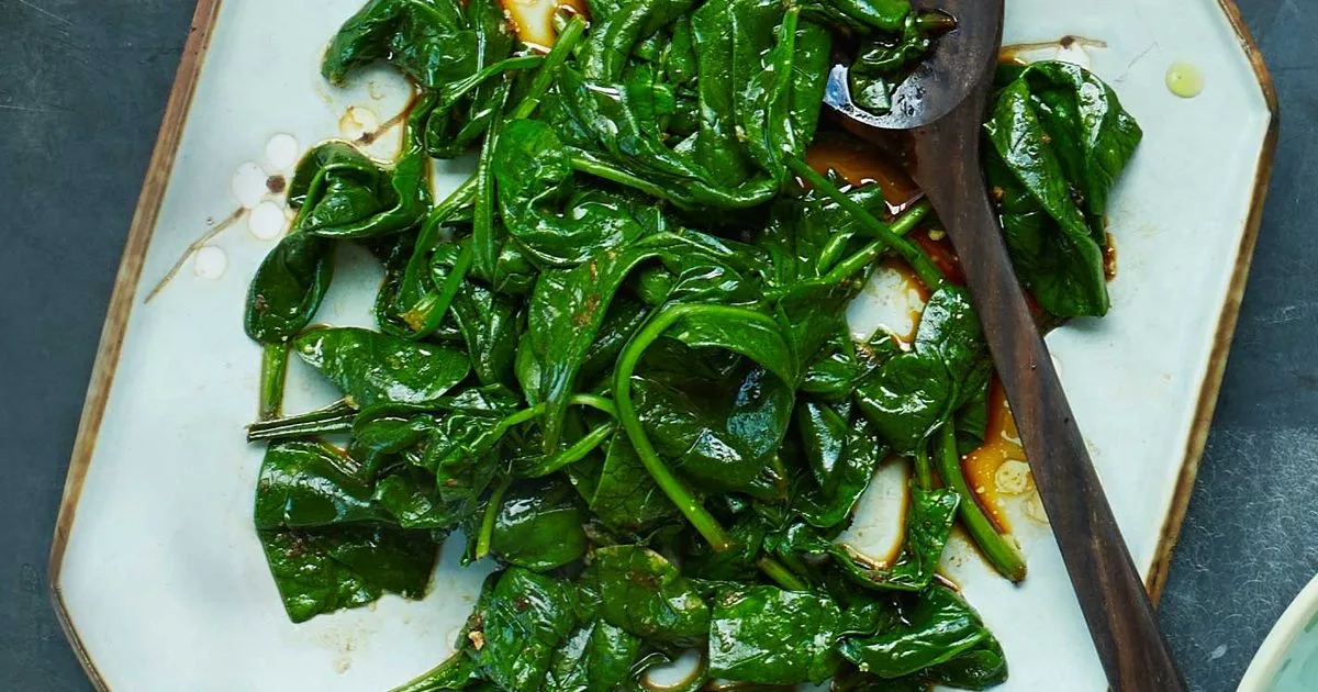 Шпинат з кунжутом