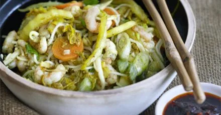 Singapore noodles with shrimps & Chinese cabbage