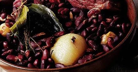 Повільно готована бобова запіканка