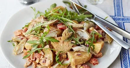 Салат з копченої скумбрії, харисси та картоплі