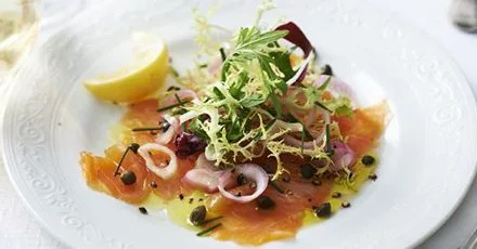 Smoked salmon with capers & pickled shallots
