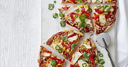 Піца з копченою куркою, чилі та кукурудзою