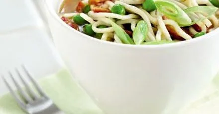 Курячі локшини з копченою беконом в горщику (одна порція)
