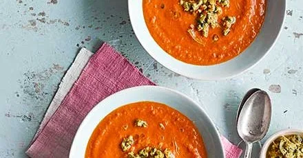 Томатний суп з копченою сальсою, лимоном та оливками