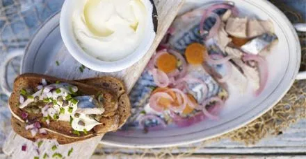 Soused mackerel with crème fraîche & capers