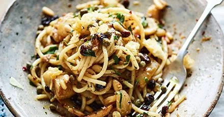Спагеті з фенхелем, анчоусами, ізюмом, кедровими горіхами та каперсами