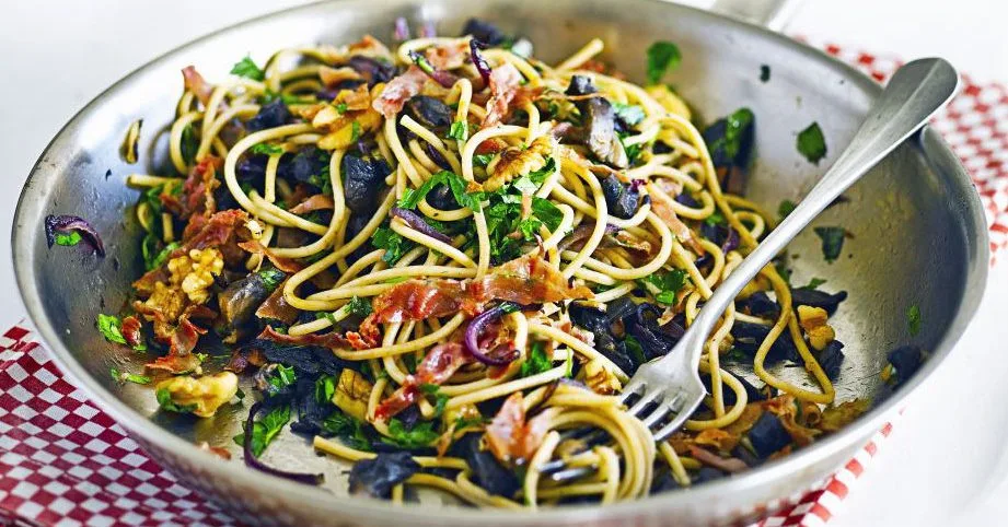 Spaghetti with garlic mushrooms & prosciutto