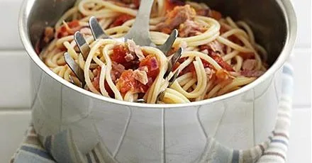 Spaghetti with tomato, chilli & tuna salsa