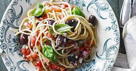 Spaghetti with tomatoes & basil