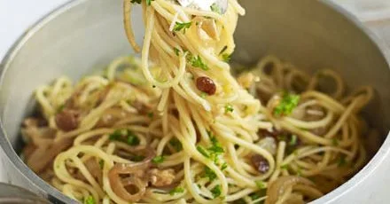 Spaghetti with walnuts, raisins & parsley