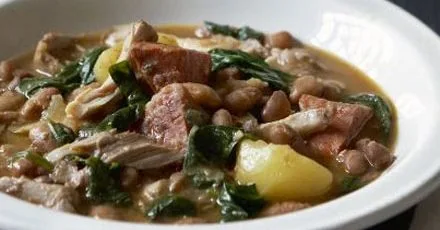 Іспанські боби з куркою та чорізо