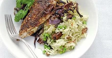 Spiced chicken with rice & crisp red onions