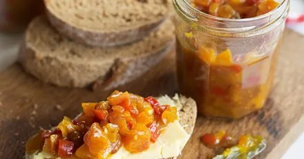 Пряний чатні з персиками та перцем