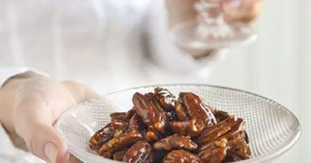 Spiced pecans & peach fizz
